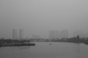 Vì sao bầu trời thành phố mù mịt khói sương?