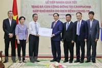 Bộ trưởng Ngoại giao trao tặng quà Tết cho cộng đồng tại Campuchia