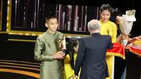 Nhận giải Mai vàng thay mẹ nuôi, con trai Phi Nhung xin mọi người làm điều này cho cố ca sĩ ngay trên sân khấu