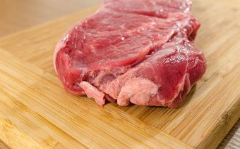 6 dấu hiệu chứng tỏ thịt lợn ngoài chợ đã bị bơm nước, nhiễm bẩn, gian thương lợi dụng ăn lãi to dịp Tết chẳng dại gì rỉ tai mách bạn tránh né