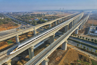 Trung Quốc mở rộng chiều dài đường sắt cao tốc bằng tổng quy mô 5 nước