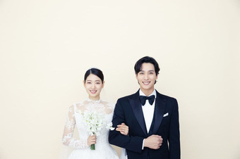 HOT: Công bố ảnh cưới của Park Shin Hye và chồng kém tuổi trước giờ G, cô dâu bầu bí diện váy cưới đẹp quá trời ơi!