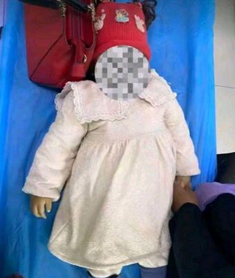 Bé gái 1 tuổi chết tức tưởi sau khi cán bộ làng đưa vào nhà vệ sinh
