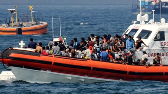 Italy giải cứu hàng trăm người di cư trên biển