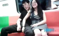 Cặp sinh viên thản nhiên định "mây mưa" trên tàu điện, người xung quanh tiết lộ hành vi gây sốc làm ai đi qua cũng "nóng mặt"