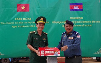 Lực lượng vũ trang Tbong Khmum chúc tết bộ đội biên phòng Tây Ninh