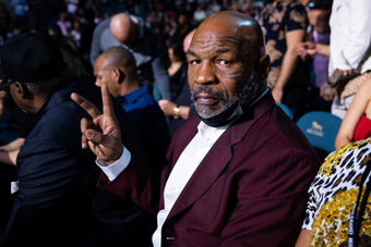 Mike Tyson thừa nhận vẫn bị "om tiền" kể từ trận gặp Roy Jones, không muốn tiếp tục thi đấu