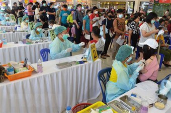 Thái Lan triển khai tiêm mũi vaccine COVID-19 thứ tư tại 10 tỉnh