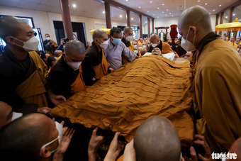 Những hình ảnh tại lễ nhập kim quan Thiền sư Thích Nhất Hạnh