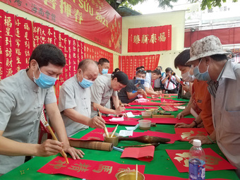 Thư pháp gia người Hoa cho chữ năm mới cầu mong dịch bệnh tiêu trừ