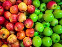 Nhà tuyển dụng hỏi: 99 trong số 100 quả táo có độc, làm sao để chọn đúng quả để ăn? Cô gái trẻ trả lời đơn giản 1 câu liền được nhận
