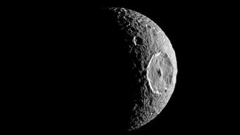 Mặt trăng của sao Thổ che dấu một đại dương bí mật dưới lòng đất