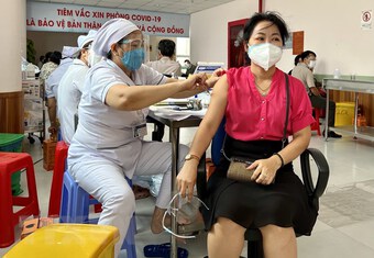 An Giang: ''Thần tốc'' tiêm vaccine mũi 3 cho người từ 18 tuổi trở lên