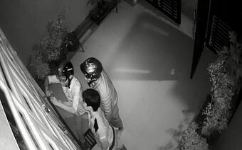 Người đàn ông ở Nghệ An bị 2 kẻ lạ mặt đeo khẩu trang đột nhập vào nhà hành hung