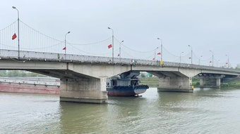 Tàu thủy va chạm làm hỏng cầu Bo ở Thái Bình