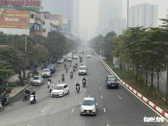 Sương mù giữa trưa Hà Nội, phải bật đèn chạy xe trên đường