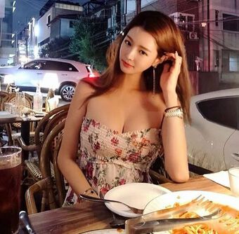 Blogger làm đẹp xứ Hàn – Manyo Yoo Jin diện đồ khoe vòng 1 “nhức mắt”