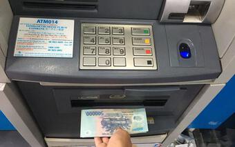 Tết Nguyên đán 2022, nhu cầu rút tiền tăng cao, có lo ATM thiếu tiền?