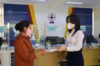 PC Đắk Lắk tặng đồ bảo hộ cho các trung tâm y tế, bệnh viện trên địa bàn tỉnh