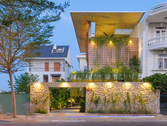 Biệt thự hiện đại 3 tầng ở Nha Trang che nắng bằng ‘rèm’ dây leo