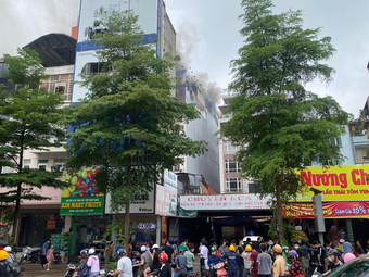 Cháy nhà 7 tầng trên phố Hà Nội, khói bốc nghi ngút, người dân tháo chạy