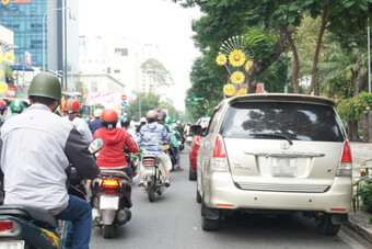 TP.HCM: Né phí, ô tô đậu tràn lan đường cấm