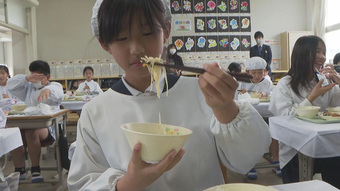 Bún bò Huế vào bữa trưa của trẻ em Nhật: ''Hơi cay nhưng rất ngon ạ''