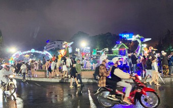 "Biển người" chen chân ở chợ đêm Đà Lạt bất chấp trời mưa