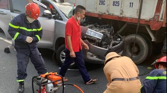 Tai nạn trên tuyến cao tốc Pháp Vân-Cầu Giẽ, lái xe bị thương nặng