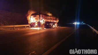 Xe khách bốc cháy dữ dội trên đường cao tốc Nội Bài-Lào Cai