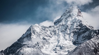 Cơn bão đe dọa tính mạng người leo Everest mùa này