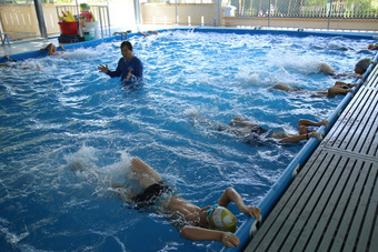 Ngăn sông, ngăn đê dạy bơi cho trẻ