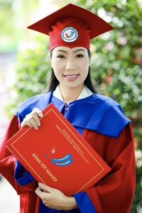 Showbiz Việt có 1 nữ diễn viên: U50 vẫn miệt mài học đại học, cô con gái mới đỉnh, 12 năm là Học sinh Giỏi, được đi thi Olympic