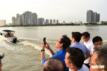 Bí thư, Chủ tịch TP.HCM khảo sát tìm cách phát triển sông Sài Gòn