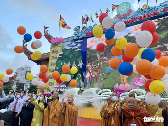 Hàng ngàn tăng ni, Phật tử dự Đại lễ Phật đản tại Việt Nam Quốc Tự