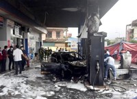 Thừa Thiên-Huế: Ôtô con đâm vào cây xăng gây ra đám cháy lớn