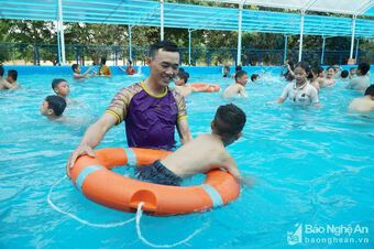 Nghệ An: Nhiều trường học đưa môn bơi lội vào giảng dạy