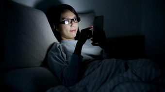 Cách xem điện thoại, tivi trước khi ngủ đúng đắn nhất để không gây hại sức khỏe