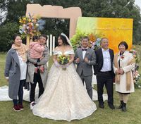 Không thích đám cưới truyền thống, cô dâu chú rể tổ chức hôn lễ “có 1-0-2″
