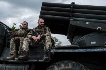 Ukraine: Nga liên tục pháo kích, điều 15 trực thăng đánh phá phòng tuyến Donbass