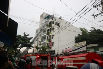 TPHCM: Cháy nhà 5 tầng, cảnh sát huy động xe thang để cứu hộ
