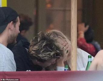 Cậu út nhà Beckham lộ diện thân mật cùng tình mới sau khi vừa chia tay bạn gái cũ