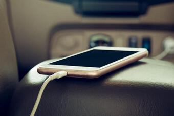 Vì sao bạn không nên sạc điện thoại trên ô tô? Thói quen này nguy hiểm đến mức nào? Nguyên tắc khi sạc pin điện thoại trên ô tô là gì?