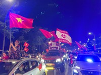CĐV đi ''bão đêm'' ăn mừng U23 Việt Nam vào chung kết SEA Games