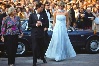 Cháu sinh đôi của Công nương Diana lần đầu lộ diện tại LHP Cannes, dân tình bỗng nhớ lại chiếc váy kinh điển năm nào