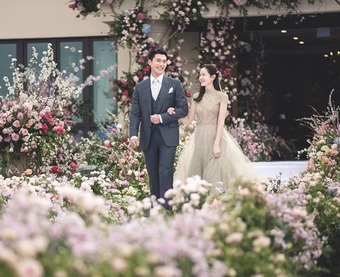 Son Ye Jin đăng bức ảnh đầu tiên sau đám cưới thế kỷ, Hyun Bin xuất hiện thoáng qua cũng đủ khiến công chúng xôn xao