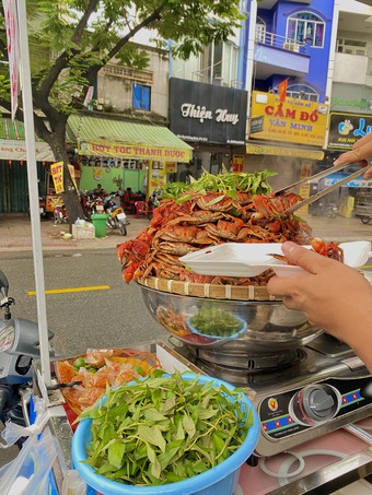 Hàng ba khía Cà Mau tại Sài Gòn tiết lộ mỗi tháng doanh thu trên 300 triệu đồng, "tiền lời quá đủ để lo cho gia đình" nhưng vẫn chọn bán lề đường vì một nỗi lo