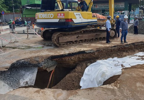 Thành phố Hồ Chí Minh: Vỡ đường cống tạo "hố tử thần" giữa giao lộ