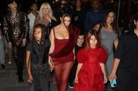 Chị em Kim Kardashian diện đồ gợi cảm dự đám cưới của Kourtney và Travis Barker ở Ý