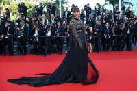 Thảm đỏ LHP Cannes 2021 ngày thứ 3: Anne Hathaway diễm lệ, ''Hoa hậu đẹp nhất mọi thời đại'' Aishwarya Rai phát tướng